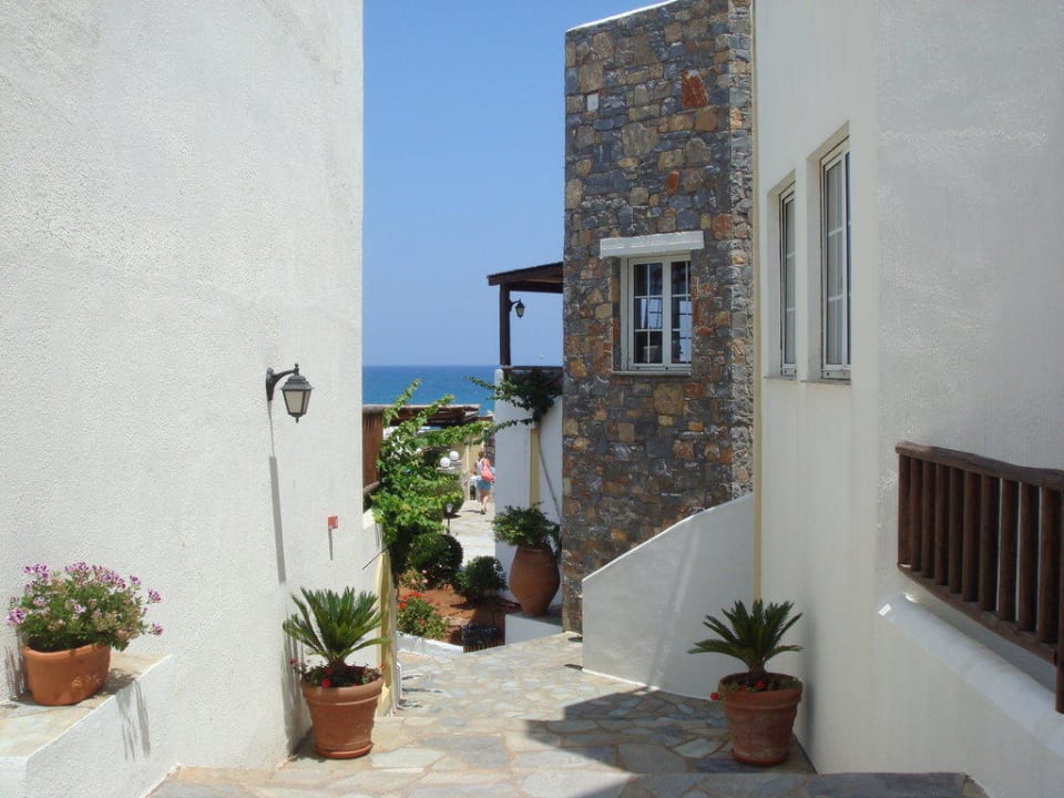 Weg zum Strand/ Pool Alexander Beach Hotel & Village Resort