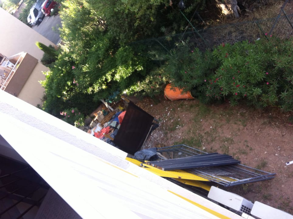 Blick aus dem 2. Stock in den Hinterhof Hotel Sable Et Soleil