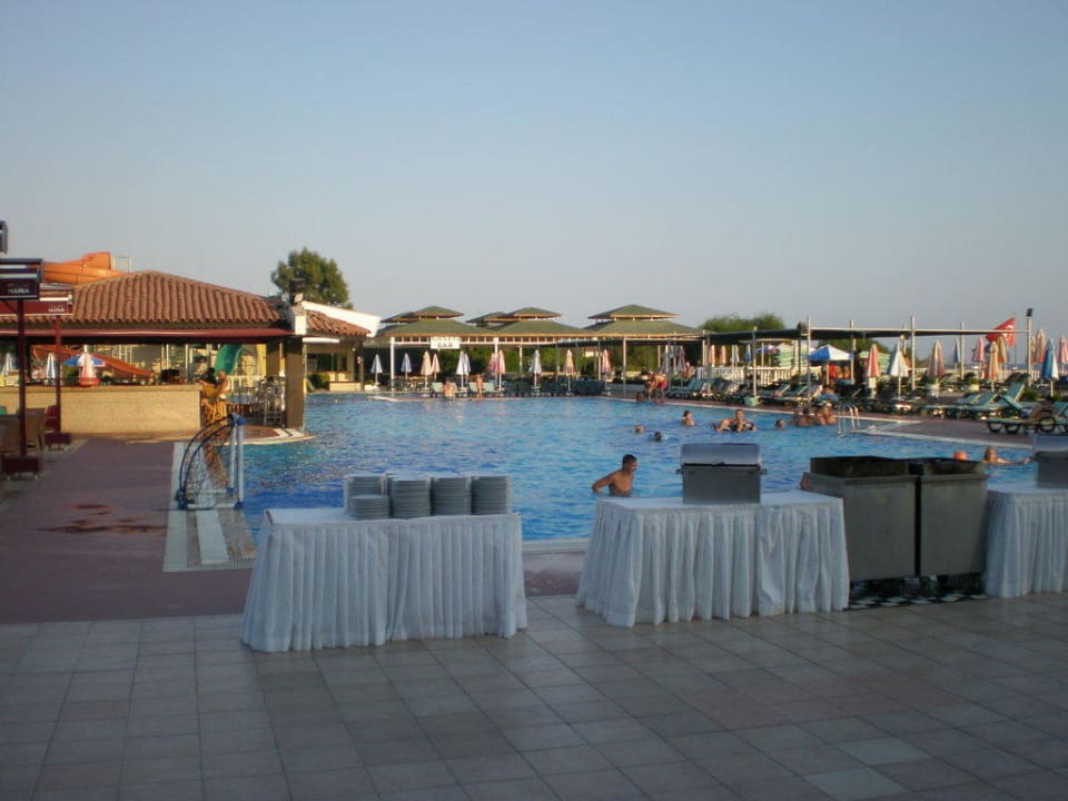 Poolbereich vor dem Galaabend Hotel Club Nena