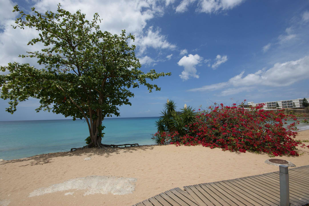 Blick von Höhe des Restaurants über die Bucht Langley Resort Hotel Fort Royal