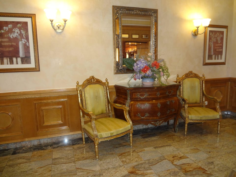 Verschiedene Sitzgelegenheiten in der Lounge Hotel Riu Palace Tres Islas