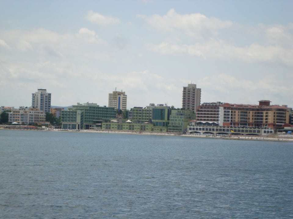 Pohled z poloostrova od majáku Hotel Bilyana Beach