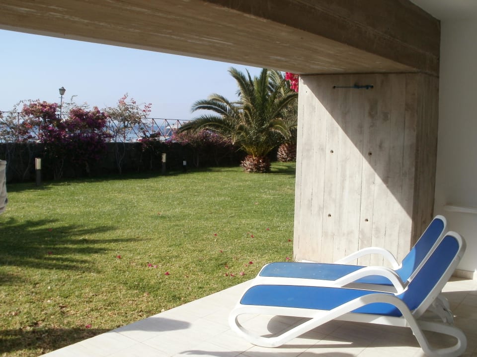 Taras przy ogrodzie Hotel Costa Calero