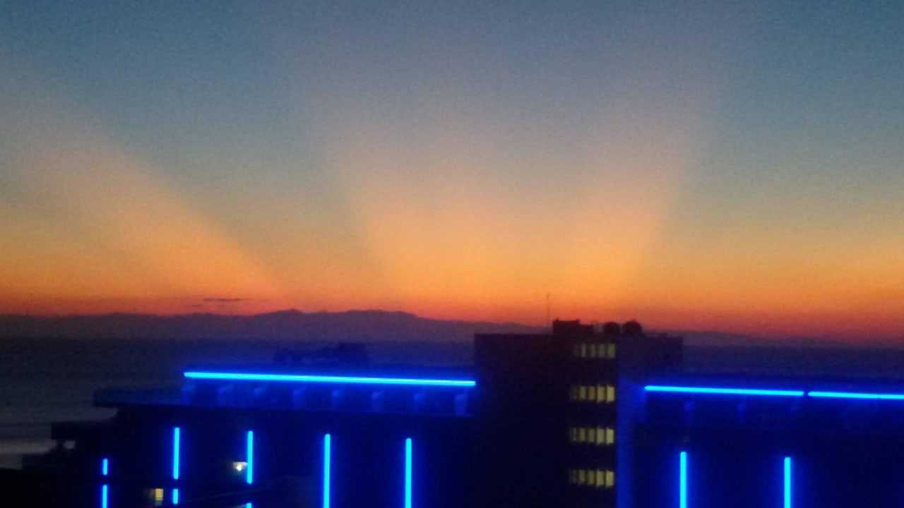 Sonnenaufgang über dem Beach Hotel Calypso Beach