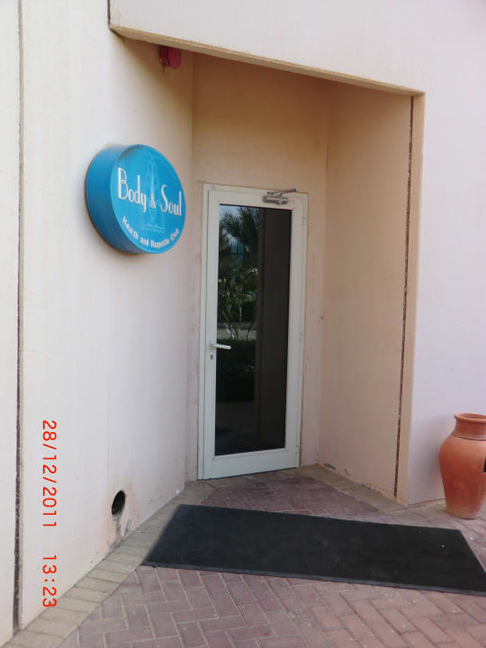 Eingangstür Fitnessbereich Hotel Danat Jebel Dhanna Resort