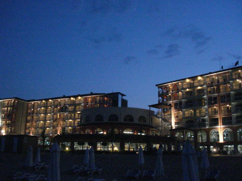 Hotel bei Nacht Sol Luna Bay