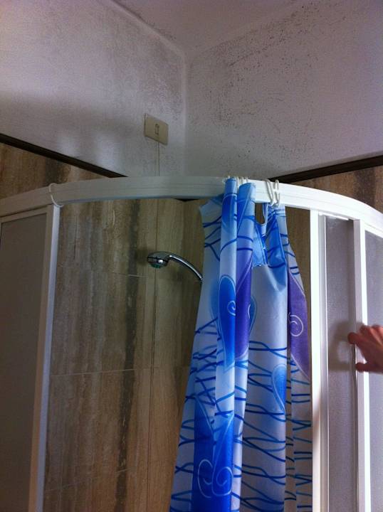 Schimmel und sporadische Dusche Hotel Quisisana