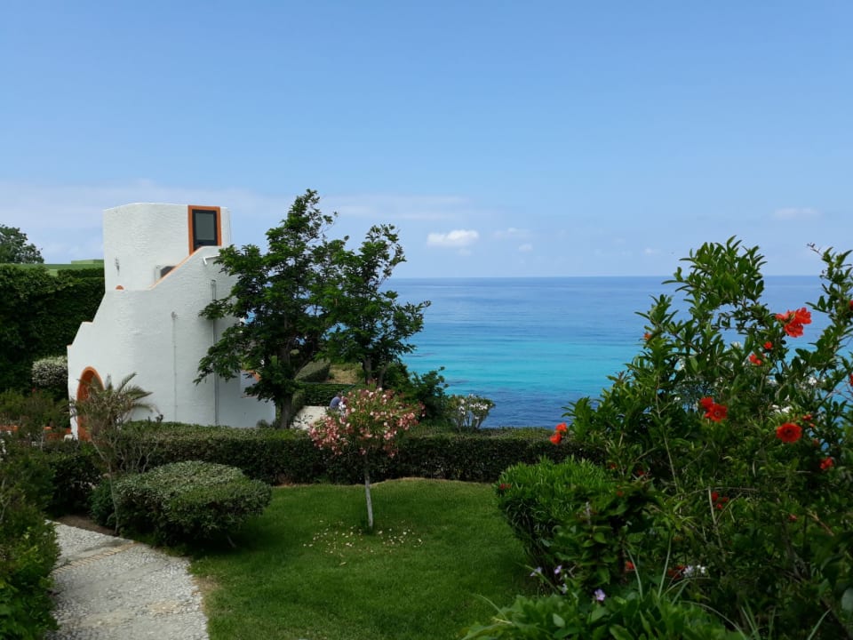 Gartenanlage mit Aufzug zum Strand Aldiana Club Rocca Nettuno Calabria