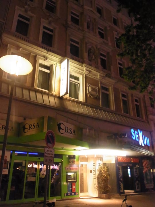 Abends von aussen Hotel Lumen am Hauptbahnhof