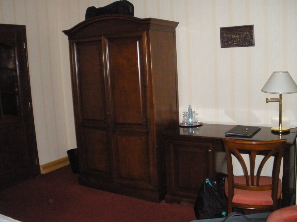 Zimmer 2 Schrank und Schreibtisch mit Minibar Schlosshotel Stecklenberg