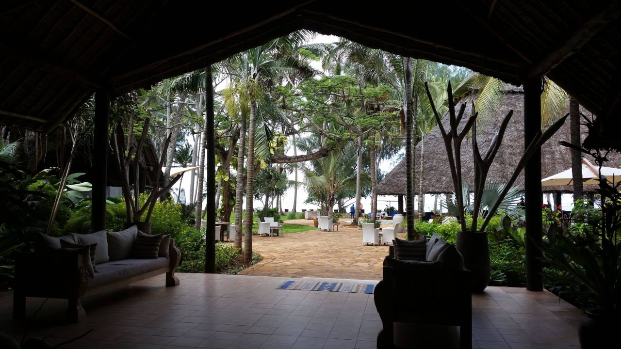 Richtung Bar / Pool Bluebay Beach Resort & Spa