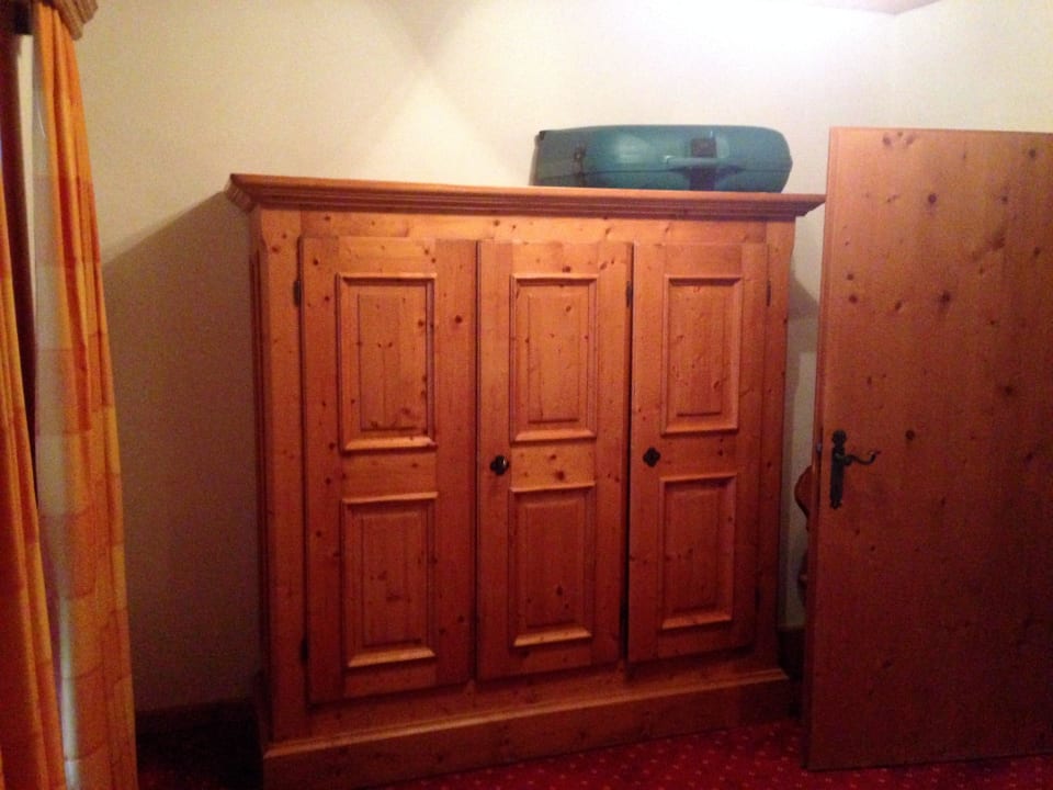 Kleiderschrank im Schlafzimmer VAYA Achensee