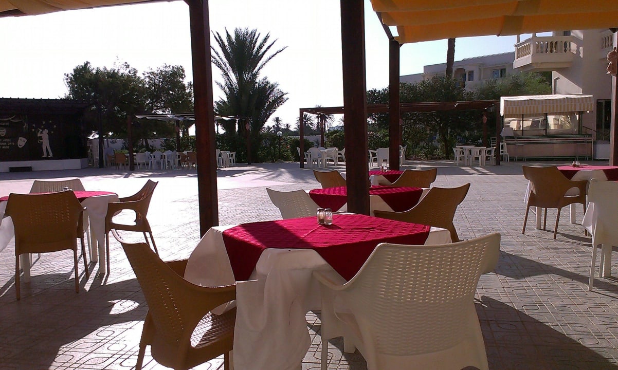 Frühstück im Sonnenlicht Hotel Neptunia Skanes