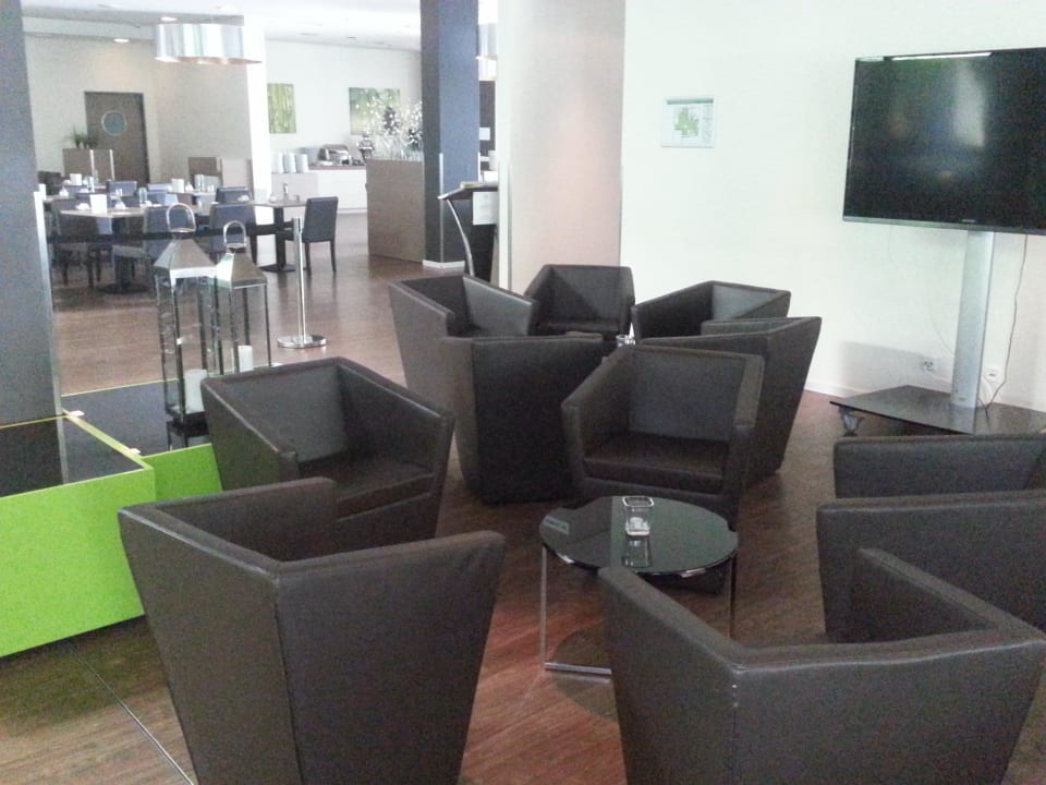 Gemütliche Sitzecke mit TV Holiday Inn - the niu, Fusion Hamburg St. Georg
