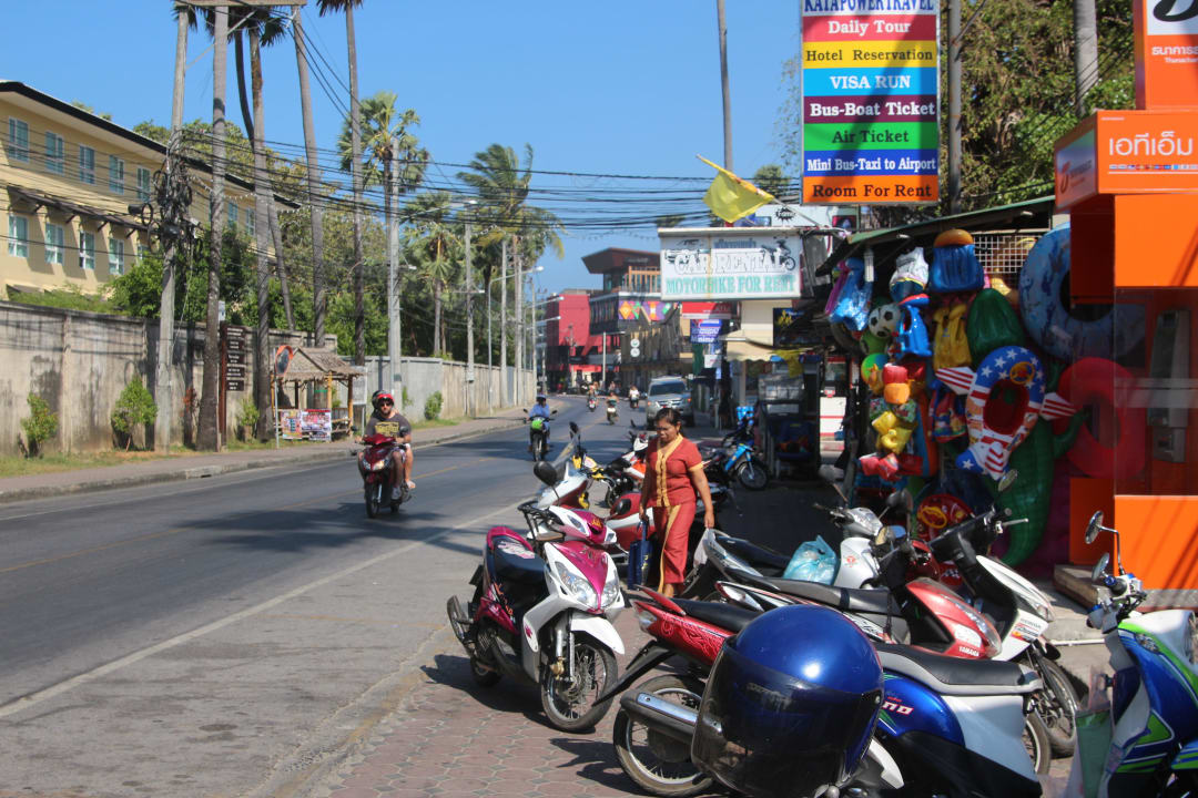 По дороге от отеля на пляж Hotel Kata Country House