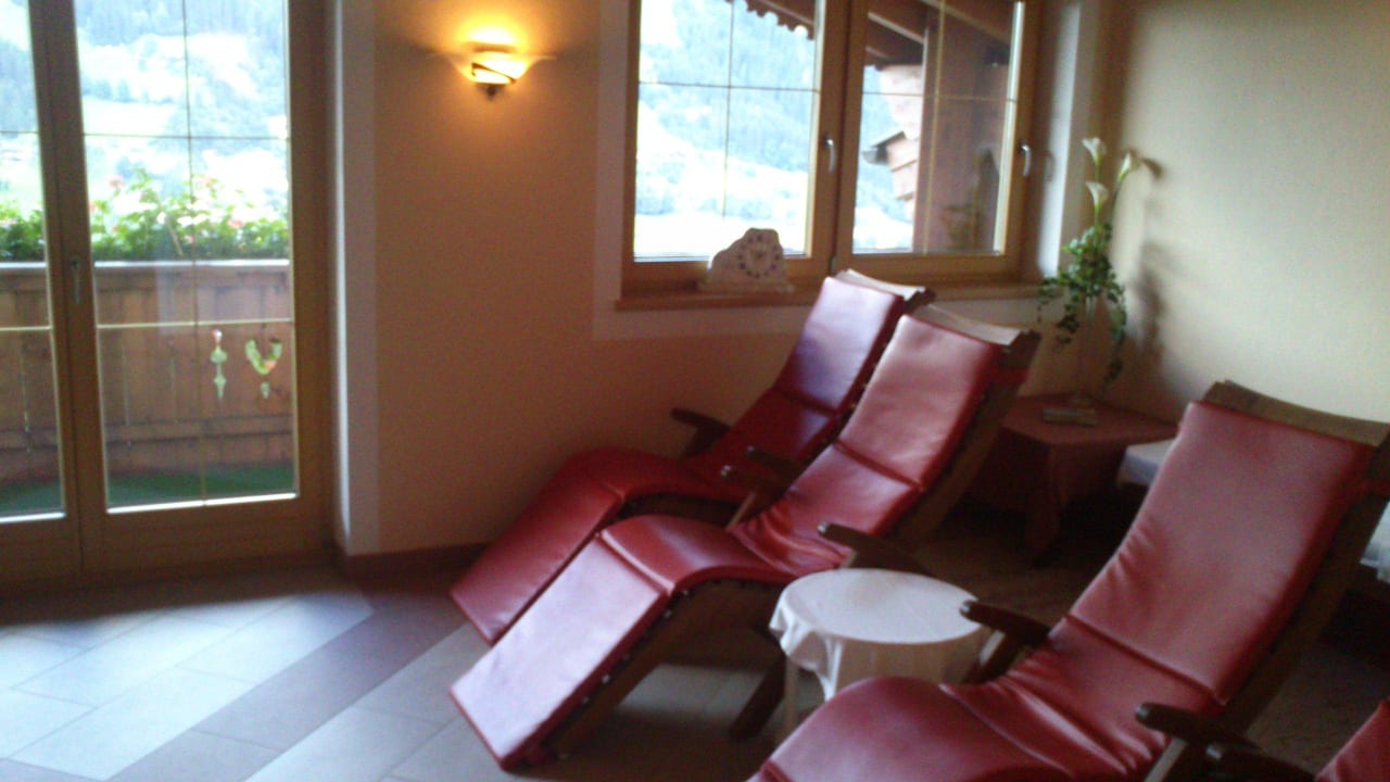 Ruhe im Saunabereich mit Blick in das Zillertal Hotel Schwendberger Hof