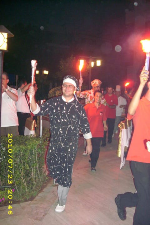 Auftritt des Servicepersonals mit Fackeln Side Star Beach