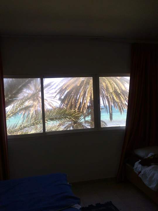 Widok z okna w ścianie szczytowej Hotel Hill Diar