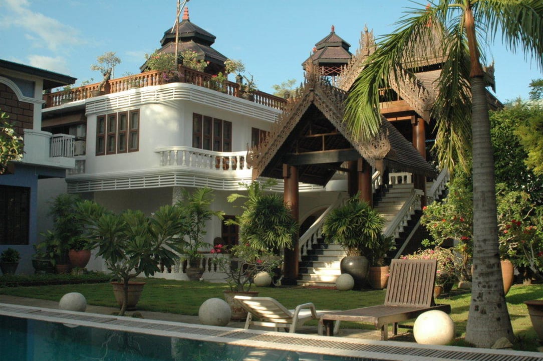 Etwas Garten mit etwas Pool Hotel Emerald Land Inn