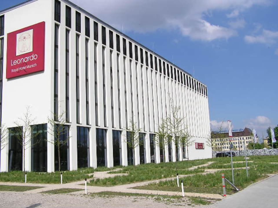 Seitenansicht mit Hauptzufahrt Leonardo Royal Hotel Munich