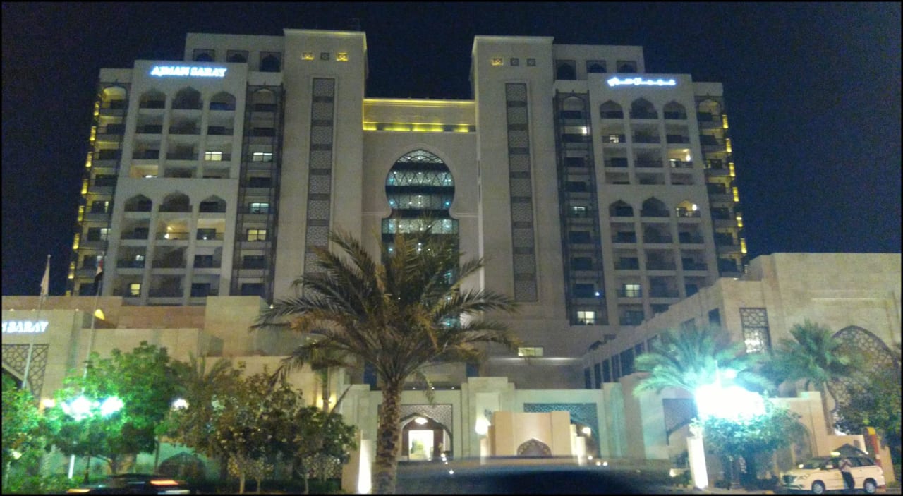 Hotel bei Nacht von der Straße aus gesehen Ajman Saray, a Luxury Collection Resort