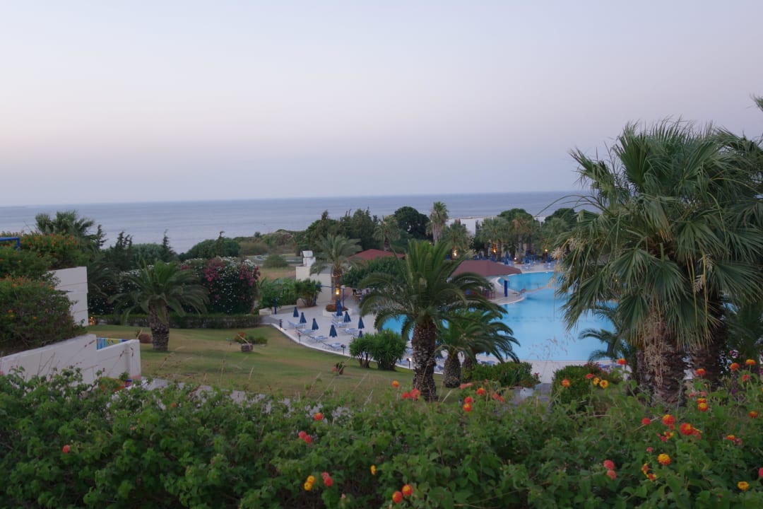 Blick auf den Hotelpool von der Hotelterrasse Kresten Palace Hotel
