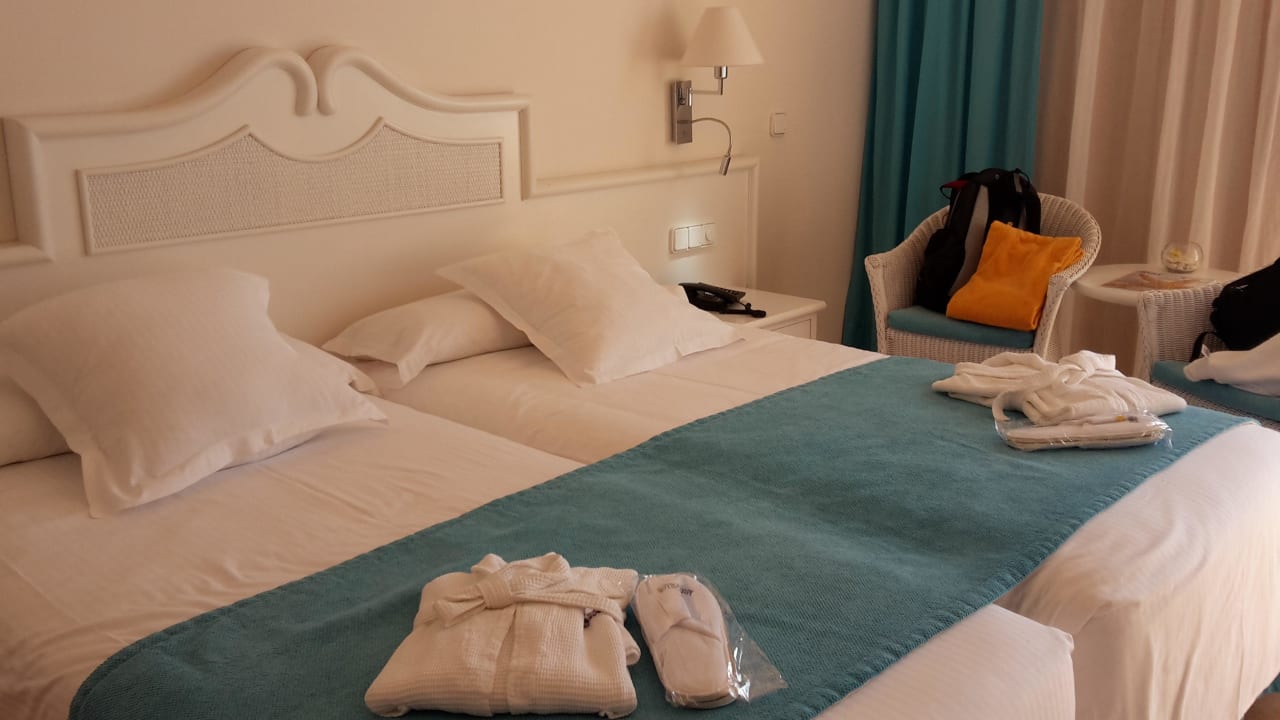 Bademantel & Pantoffel liegen bereit Iberostar Waves Playa Gaviotas