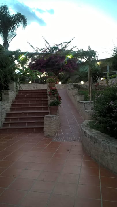 Weg zu den Häusern Liza Mary Hotel