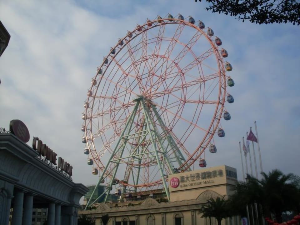 Riesenrad direkt am Hotel Hotel Crowne Plaza Kaohsiung E-DA World