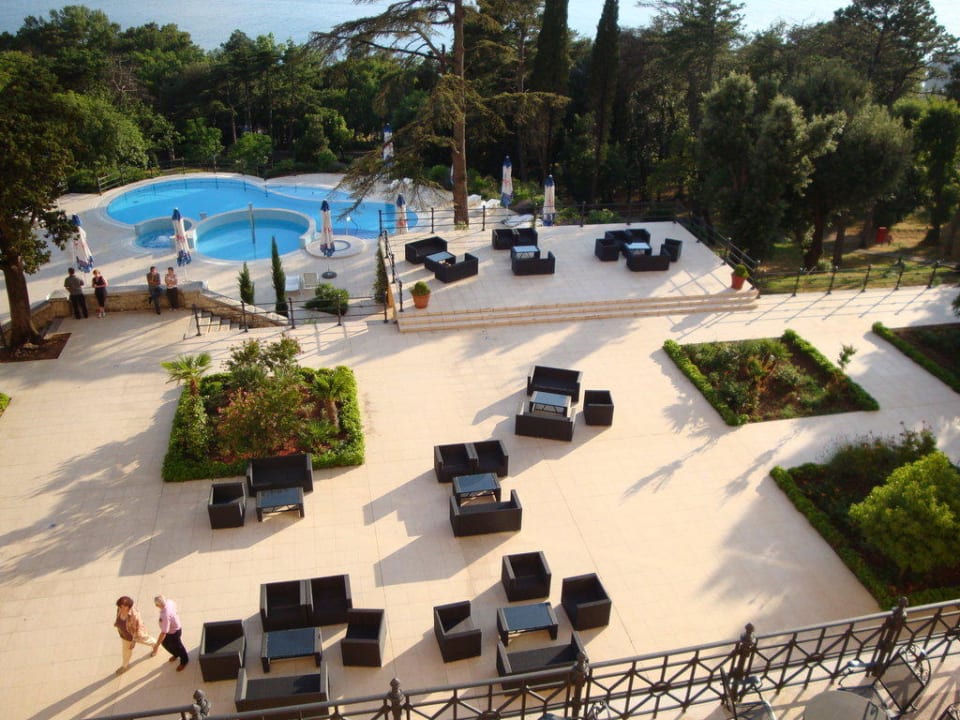 Poolanlage bei Sonnenschein Hotel Kvarner Palace