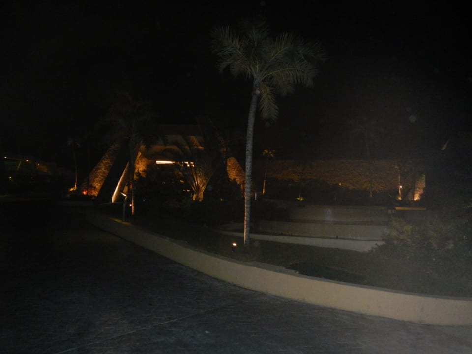 Hoteleingang nachts Grand Sirenis Riviera Maya Resort & Spa
