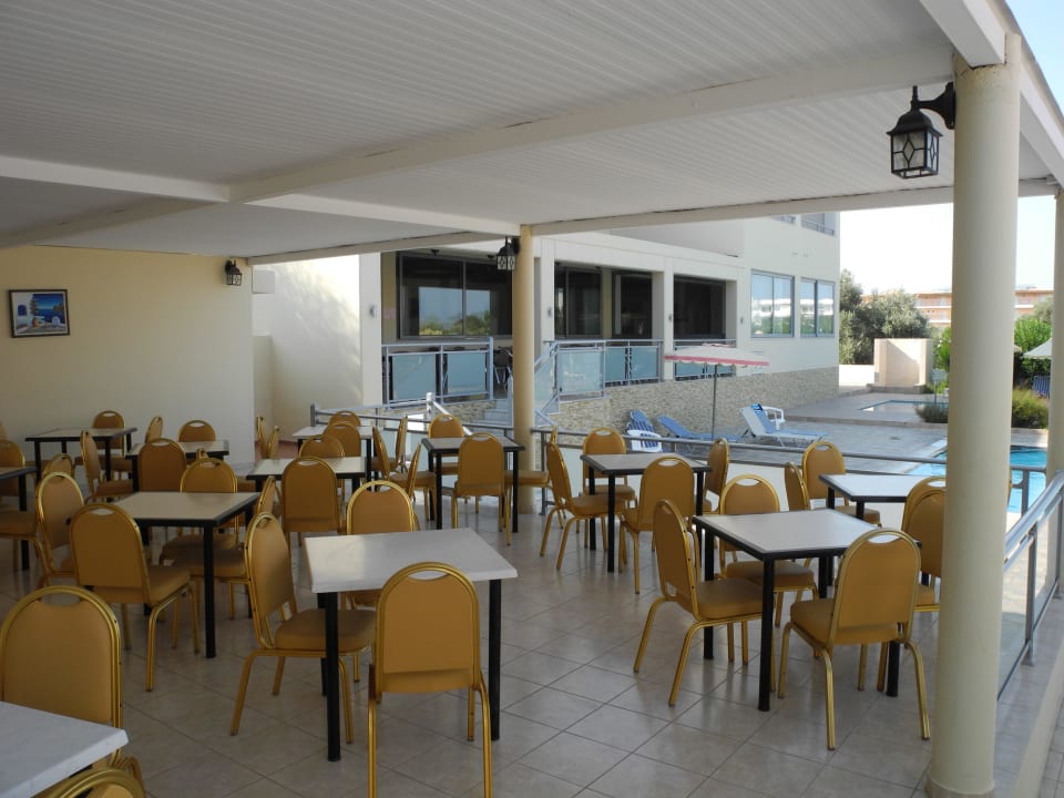 Überdachte Aussenterrasse mit Blick auf die Poolanlage Hotel Memphis Beach