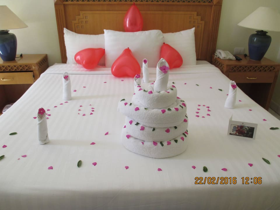 Geburtstagdeko auf dem Bett Old Palace Resort Sahl Hasheesh