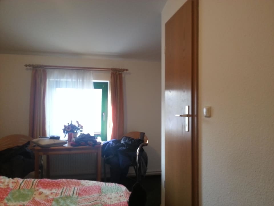 Fenster mit Blick in den Innenhof Pension Anni