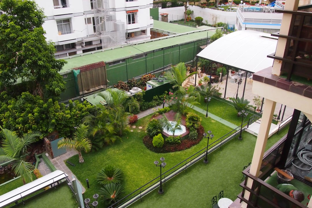 Hof hinter dem Hotel mit Whirlpool Hotel ValleMar