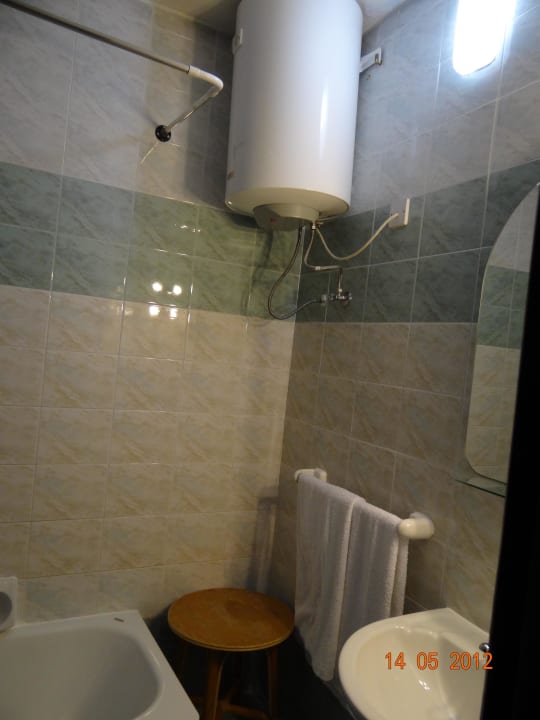 Bad - der Boiler ist für mehrere Zimmer Days Inn Hotel & Residence