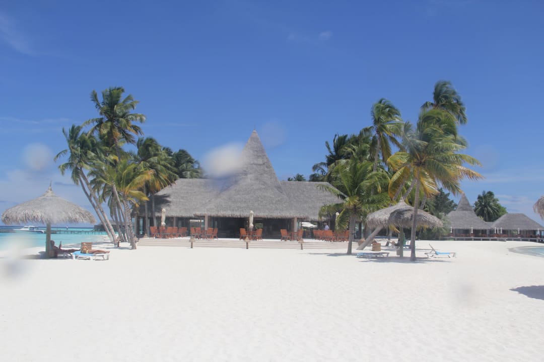 Blick von der Sandspitze zur Bar Veligandu Maldives Resort Island