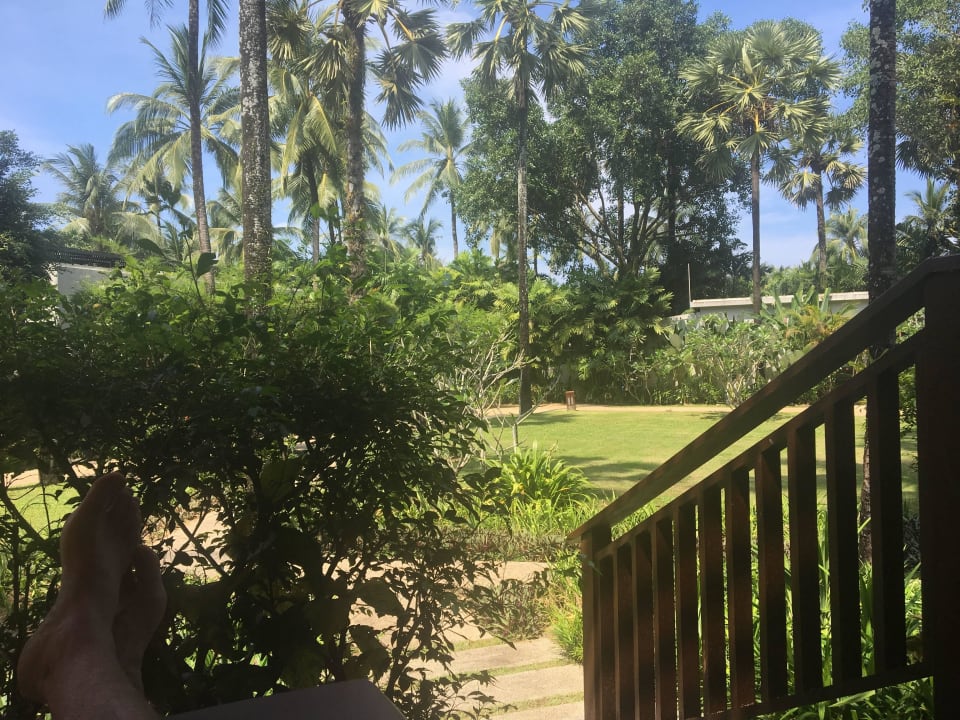 Blick von der Terrasse in den Garten Ramada Resort by Wyndham Khao Lak