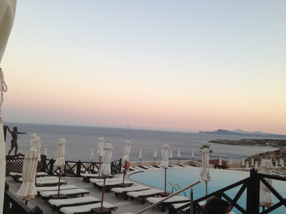Pool am Abend Hotel Kalithea Horizon Royal