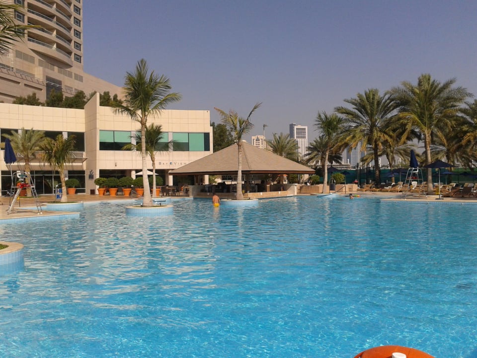 Großer Pool Beach Rotana