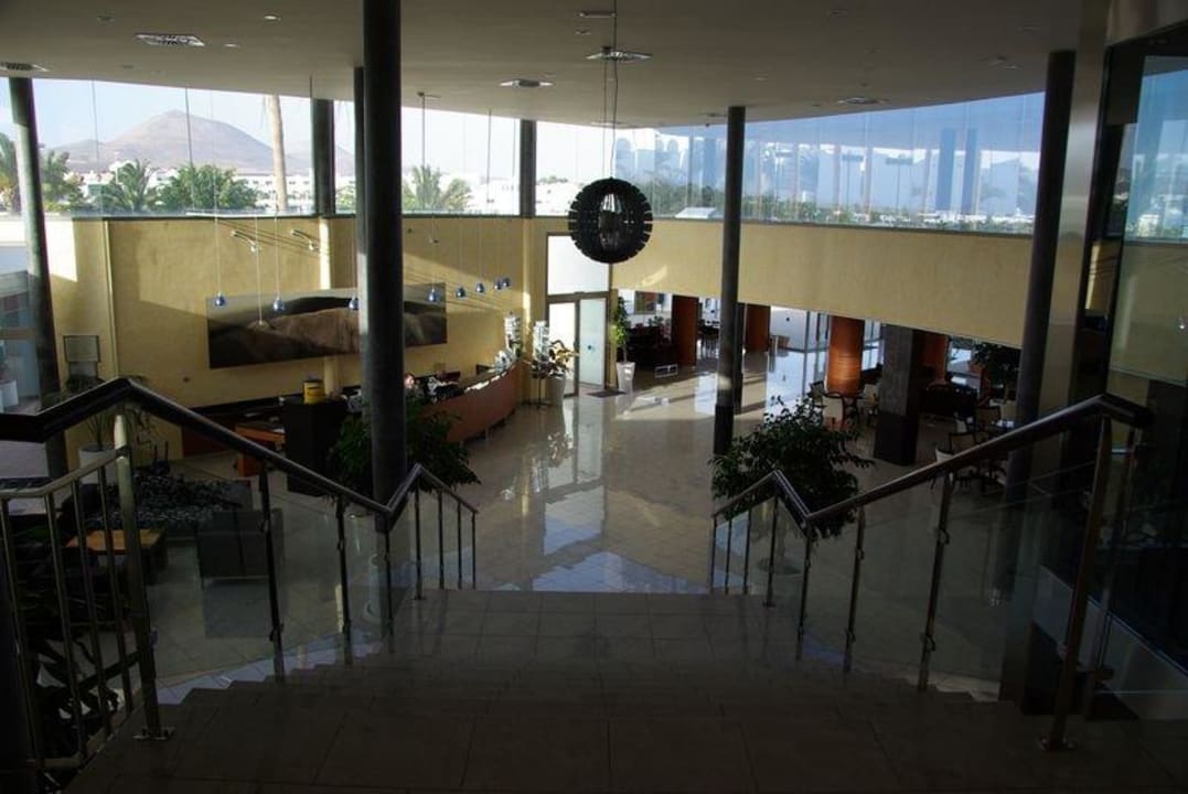 Blick ins Foyer mit Rezeption links Hotel Las Costas