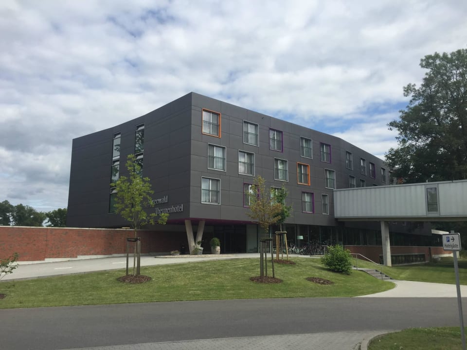 Außenansicht vom Parkplatz Spreewald Thermenhotel