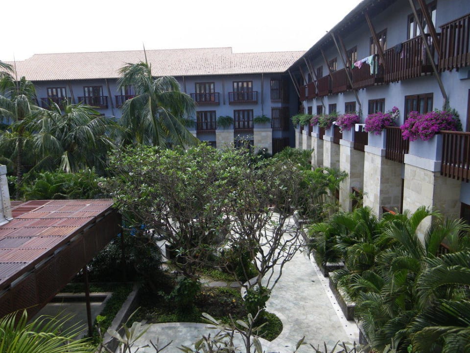 Innenhof mit Zimmern Hard Rock Hotel Bali