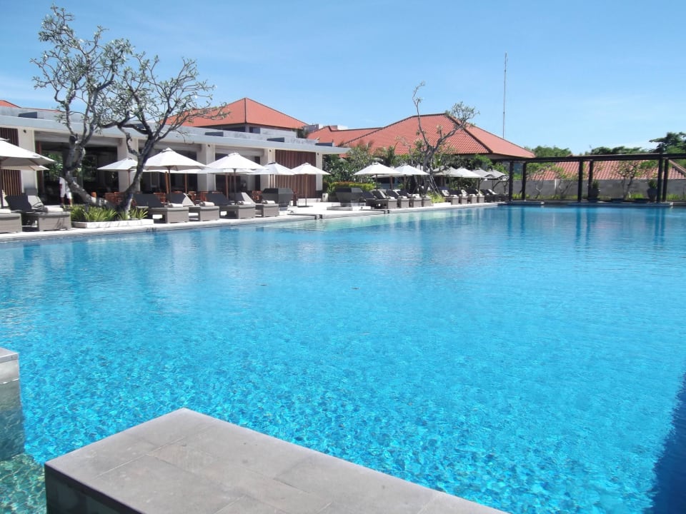 Pool mit Pool-Bar im Hintergrund InterContinental Bali Sanur Resort
