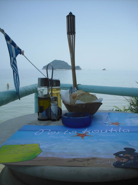 Sitzplatz mit schönem Ausblick in der Taverne Porto Koukla Beach