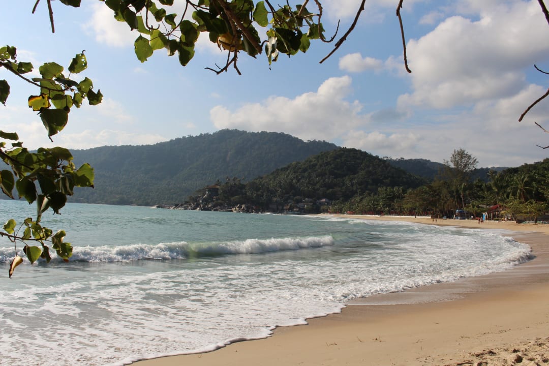 Gegenüber liegt das Hotel auf dem Hügel Panviman Resort Koh Phangan