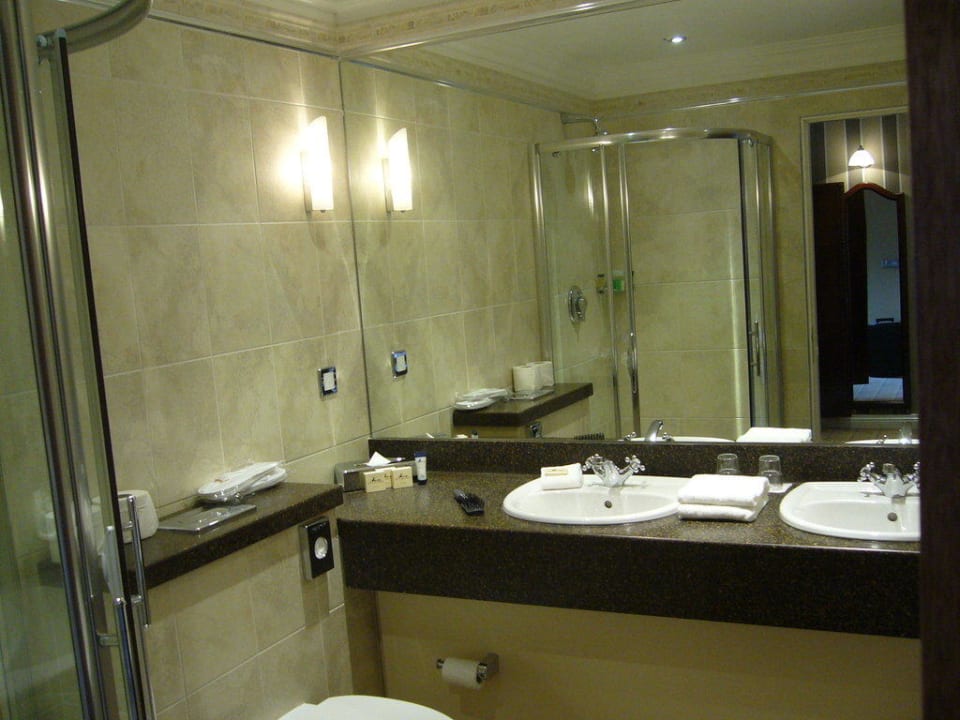 Badezimmer mit Dusche und Wanne The Lake Hotel