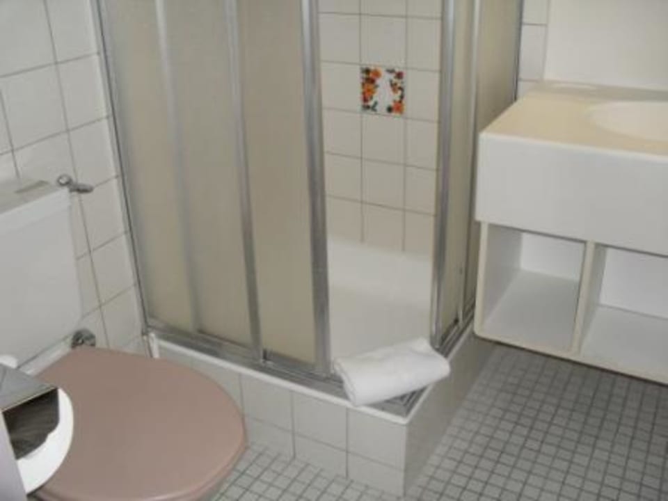 Badezimmer mit WC & Dusche Thermal Hotels & Walliser Alpentherme