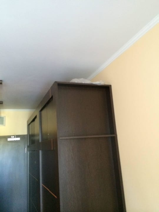 Nieczystości na szafie Apartamenty Diva Kołobrzeg