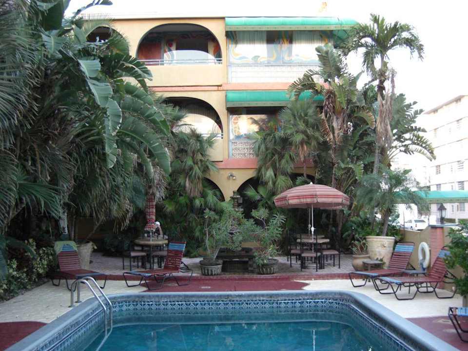 Pool und Außenansicht Hotel Tropi Rock Resort